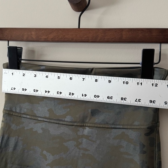 SPANX DARK GREEN FAUX LEATHER CAMO HIGH WAIST LEGGINGS - Picture 3 of 6